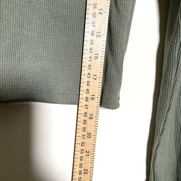 American Eagle Women's Green Long Sleeve Cropped Mock Neck Tee Sz Medium Casual - Picture 4 of 6